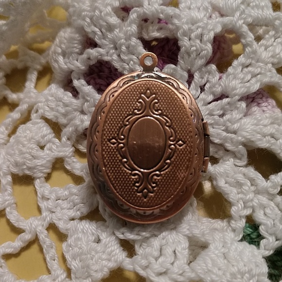 Vintage Style Photo Locket Charm Pendant Necklace - Picture 3 of 4